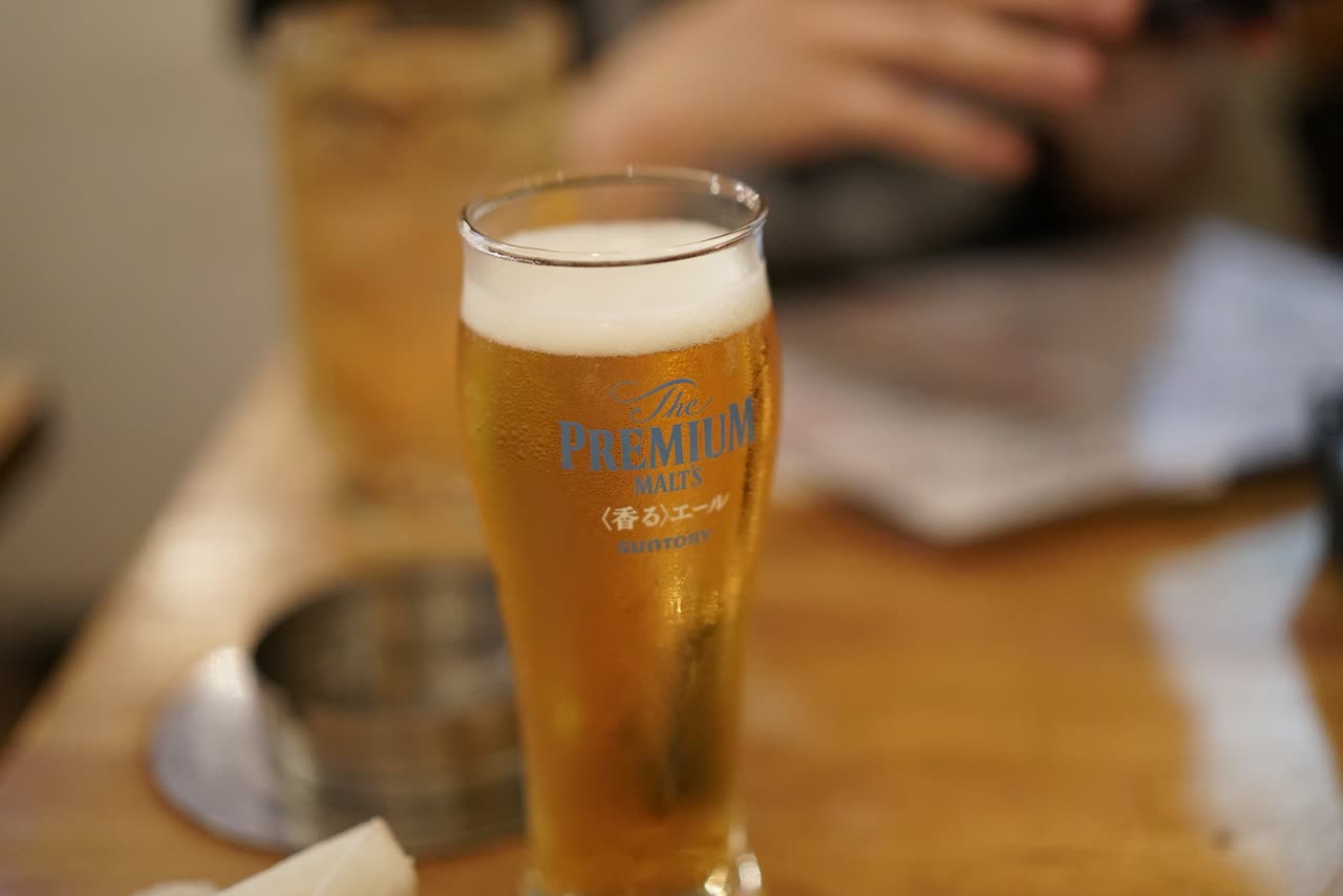 Pint of draft beer in a glass — stock photo